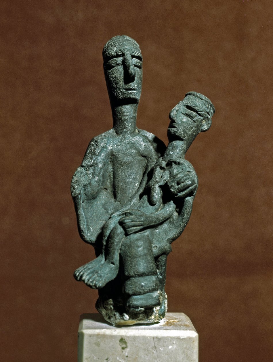 Nuragikus kultúra (nuraghi) Szardíniai: Anyaistennő bronzszobra, aki egy halott harcost támogat. A Nuoro melletti Urzuleiből. Kr.e. 8-7. Cagliari, Nemzeti Régészeti Múzeum, Szardínia, Olaszország alkotó: Sardinia Nuragic Civilization