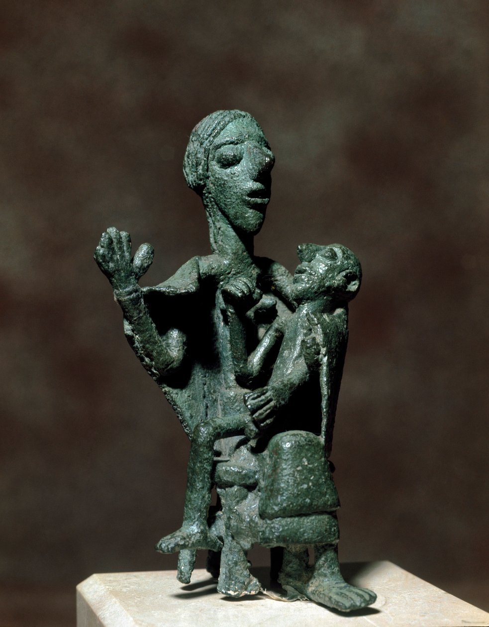 Nuragikus kultúra (nuraghi) Szardíniai: Anyaistennő bronzszobra fiával. Kr.e. 8-7. Cagliari, Nemzeti Régészeti Múzeum, Szardínia, Olaszország alkotó: Sardinia Nuragic Civilization