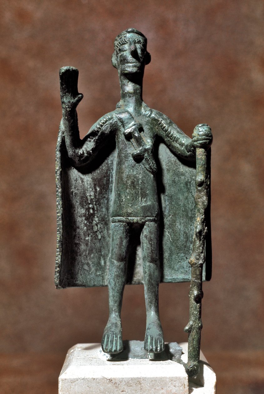 Nuragikus kultúra (nuraghi) Szardíniai: botot tartó, köpennyel letakart utazó bronz szobra. Kr.e. 8-7. Cagliari, Nemzeti Régészeti Múzeum, Szardínia, Olaszország alkotó: Sardinia Nuragic Civilization