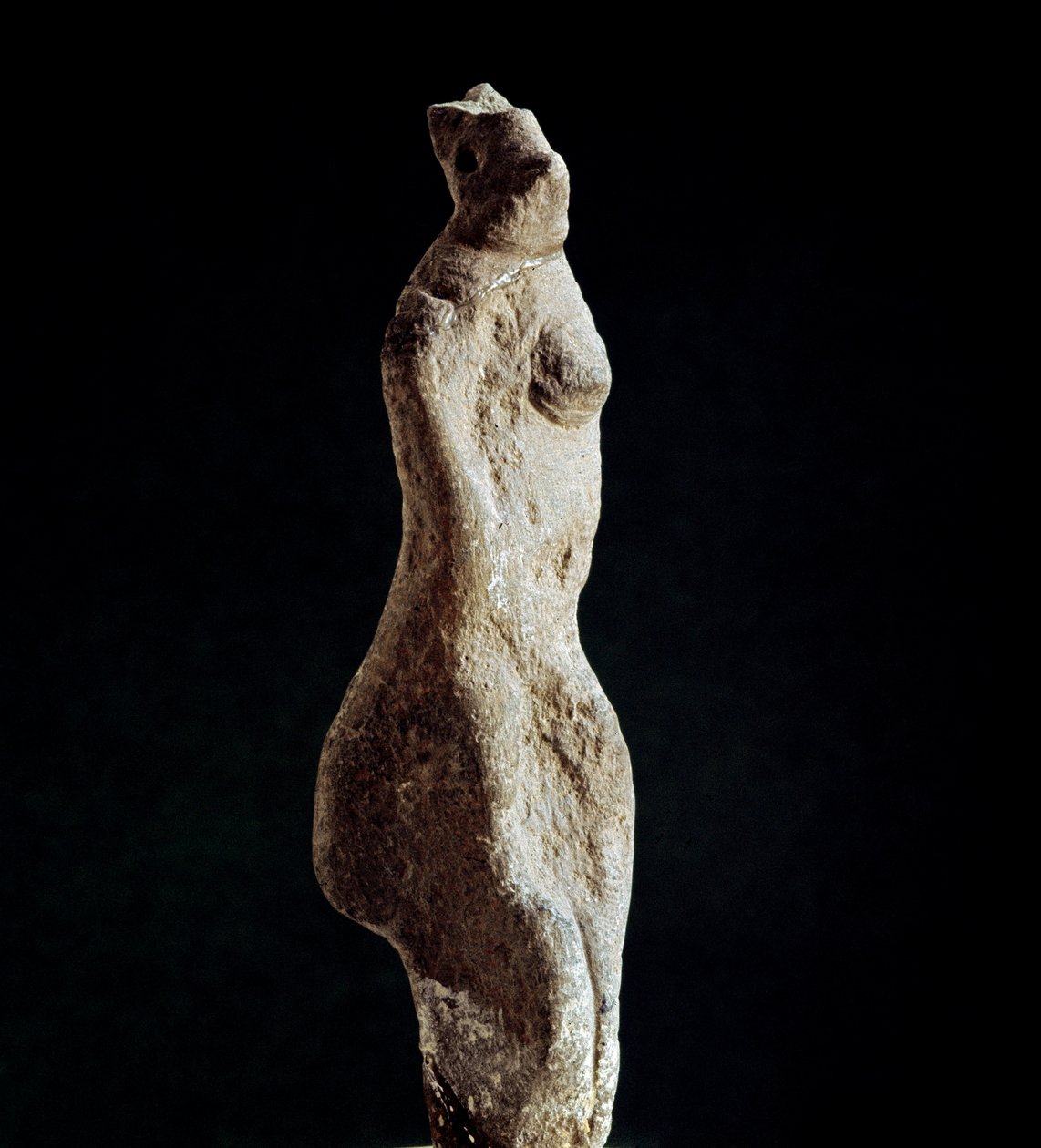 Nuragikus kultúra (nuraghi) Szardíniai: Venus steatopigic (hát alsó formája) (Venus de Macomer) mészkő szobra, amely a Nuoro melletti Macomerből származik. A prenuragikus időszakból (Kr. e. 25-18. század) az eneolitikumból származik. Cagliari, Nemzeti Régé alkotó: Sardinia Nuragic Civilization