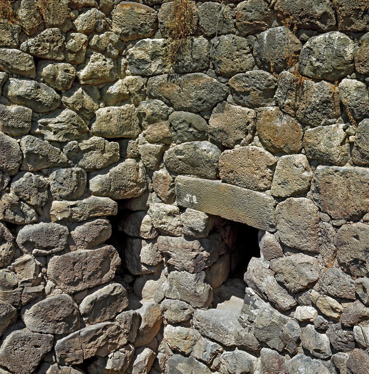 Nuragikus kultúra (nuraghi) Szardíniai: Su Nuraxi megalitikus lelőhely nuragikus városának romjai: a királyi torony. Kr.e. 1100-1050. Barumini Sardinia Olaszország alkotó: Sardinia Nuragic Civilization