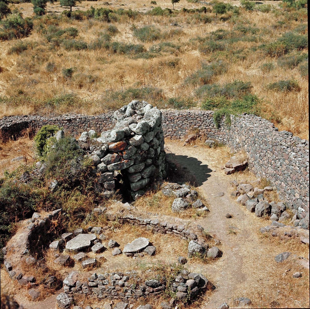 Nuragikus kultúra (nuraghi) Szardíniai: a nuragikus város romjai Losa megalitikus helyén: az egyik védőtorony. Kr.e. 15. század. Abbasanta Sardinia Olaszország alkotó: Sardinia Nuragic Civilization