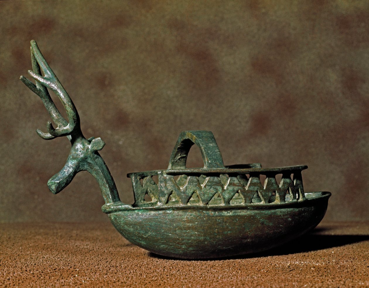 Nuragikus kultúra (nuraghi) Szardíniai: csónak alakú szobor bronz szarvasfej figurákkal. Kr.e. 8-7. Cagliari, Museo Nazionale Archeologico, Szardínia, Olaszország alkotó: Sardinia Nuragic Civilization