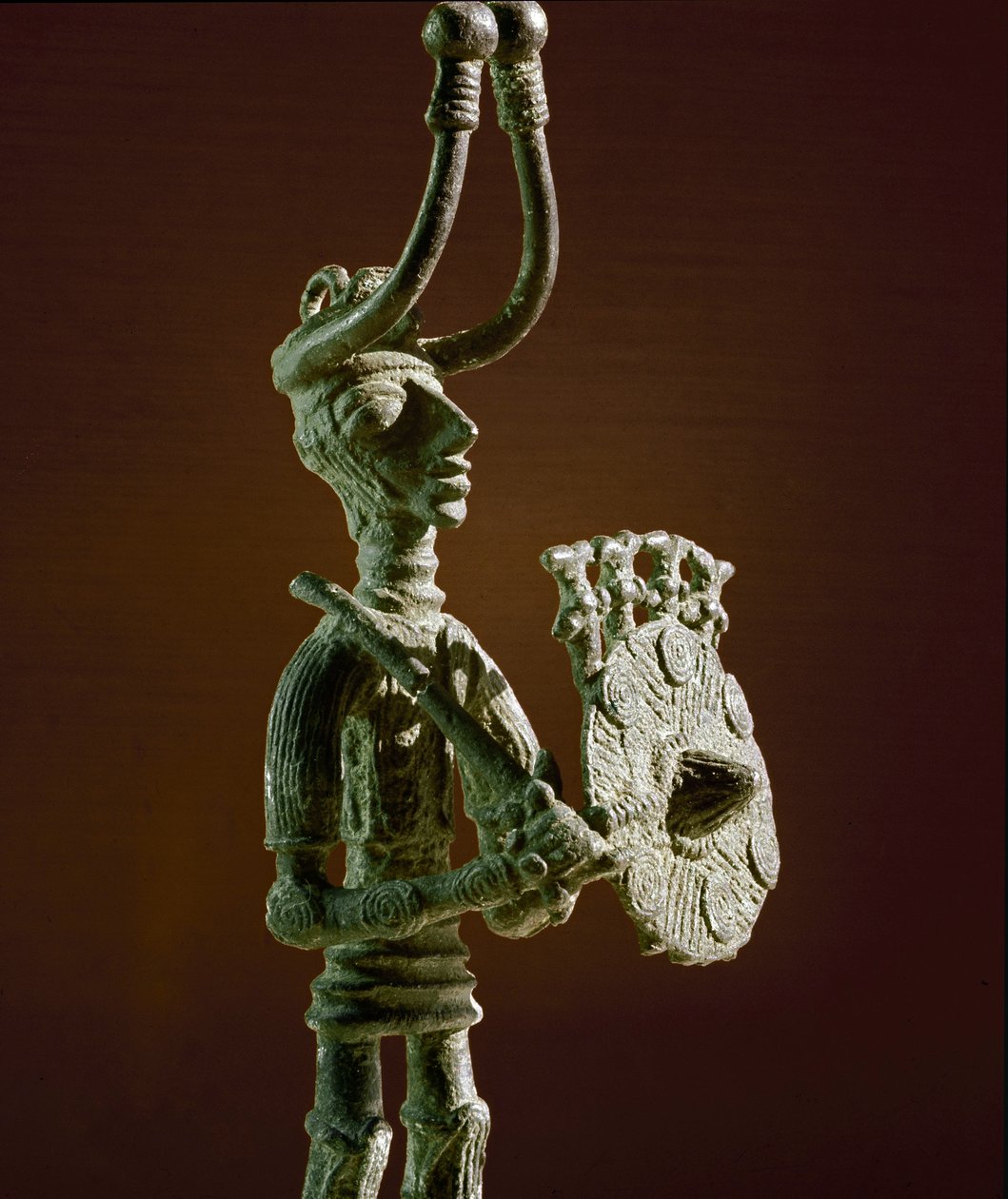 Nuragikus kultúra (nuraghi) Szardíniai: harcos szobra pajzzsal és bronz karddal. Kr.e. 8-7. Cagliari, Nemzeti Régészeti Múzeum, Szardínia, Olaszország alkotó: Sardinia Nuragic Civilization