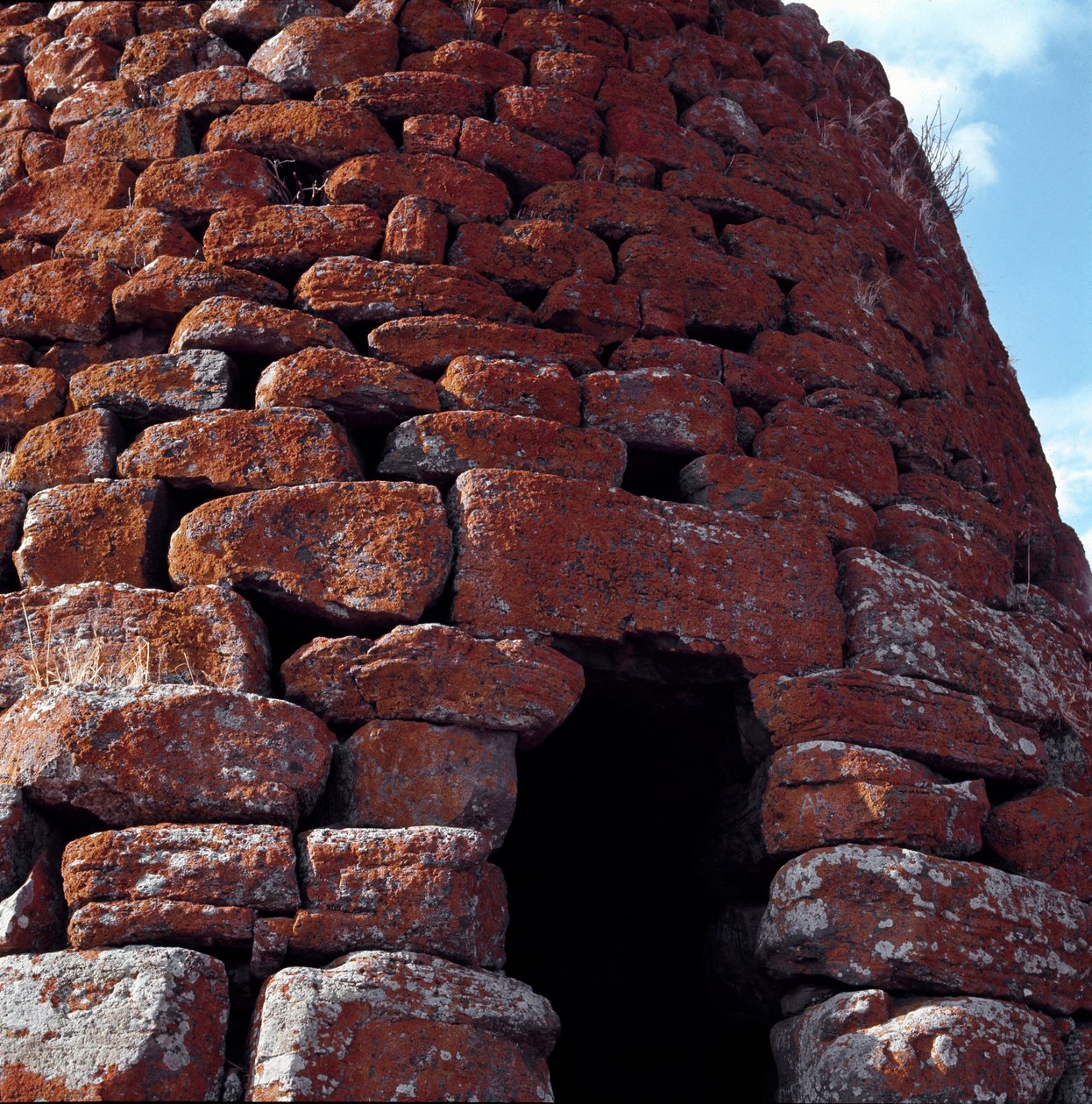 Kilátás a Nuraghe Montecodes (vagy Monte-kódok) bejáratára Macomerben alkotó: Sardinia Nuragic Civilization