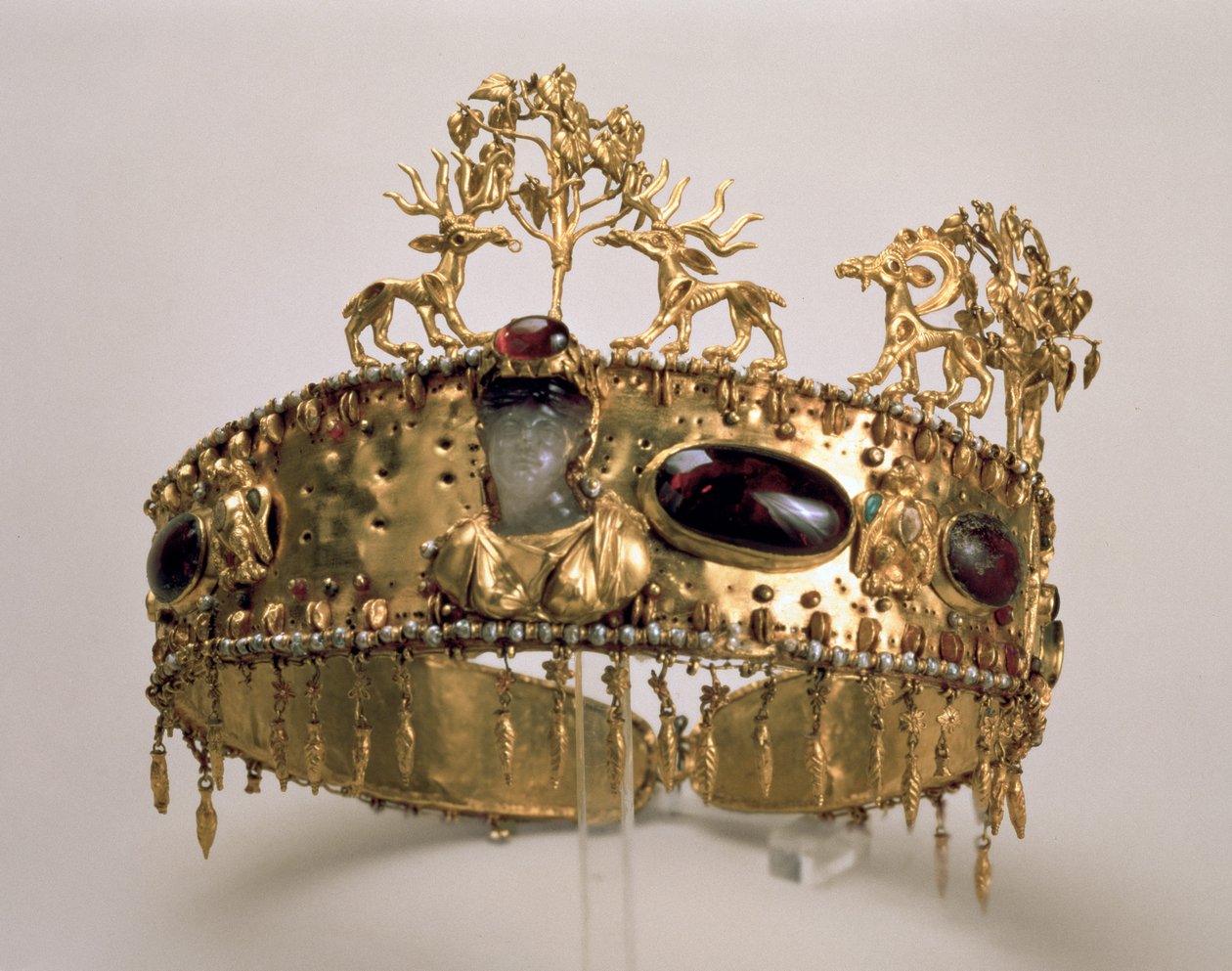 Diadem, a khoklachi temetkezési dombban található (arany, türkiz, korall, gránát, gyöngy, üveg és ametiszt) alkotó: Sarmatian