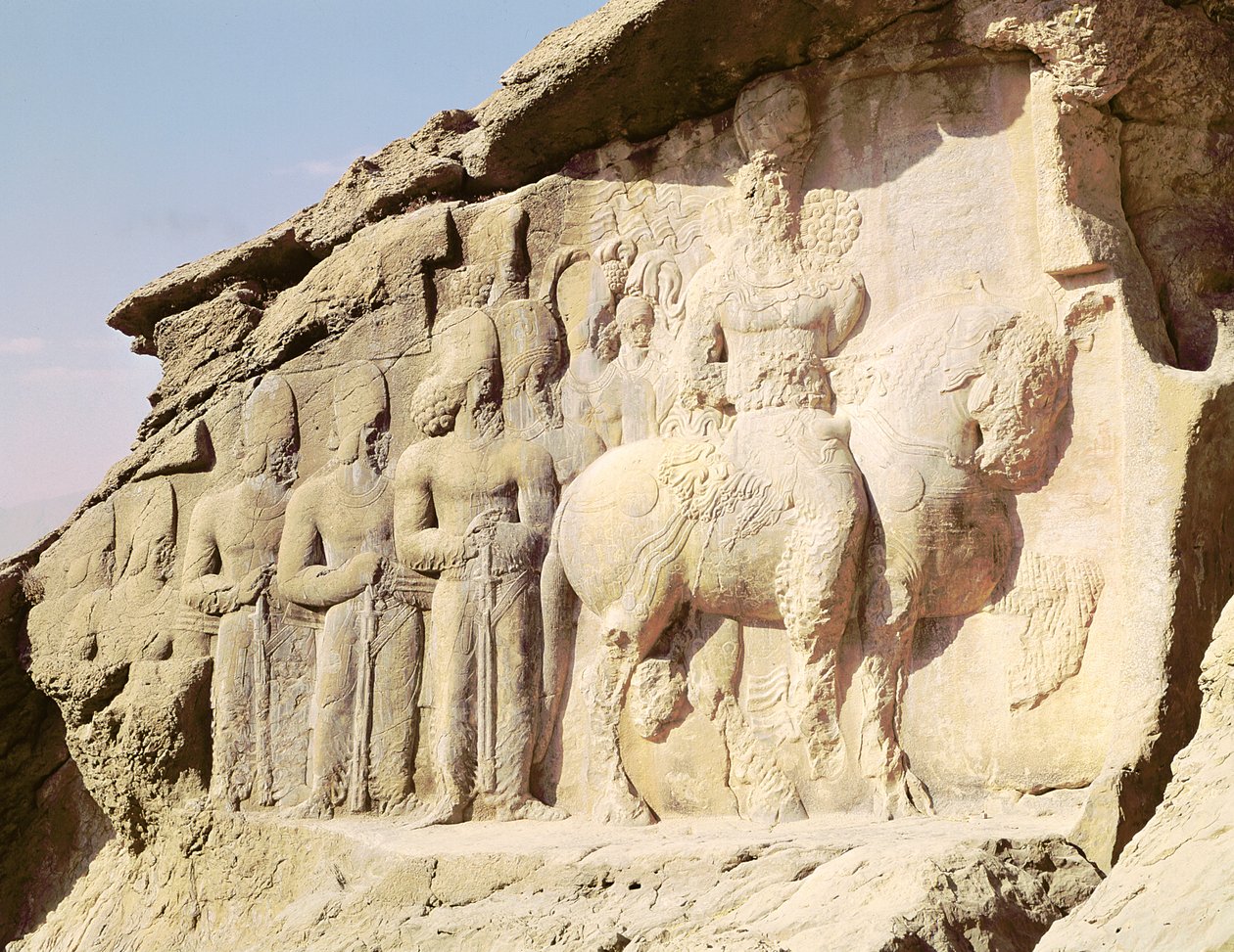 Szikladombormű I. Shapurt (Kr. u. 241-272) és családját ábrázolja, akik kalapjukon heraldikai emblémát viselnek (fotó) alkotó: Sasanian
