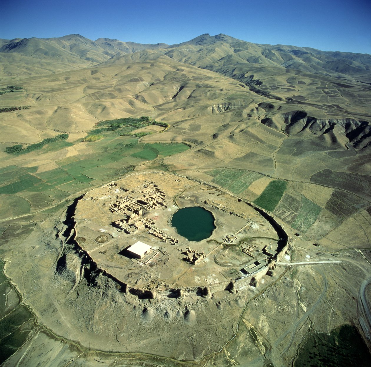 Takht-e Solalman vagy Salamon trónjának légi felvétele (lásd még: 179121) alkotó: Sasanian School