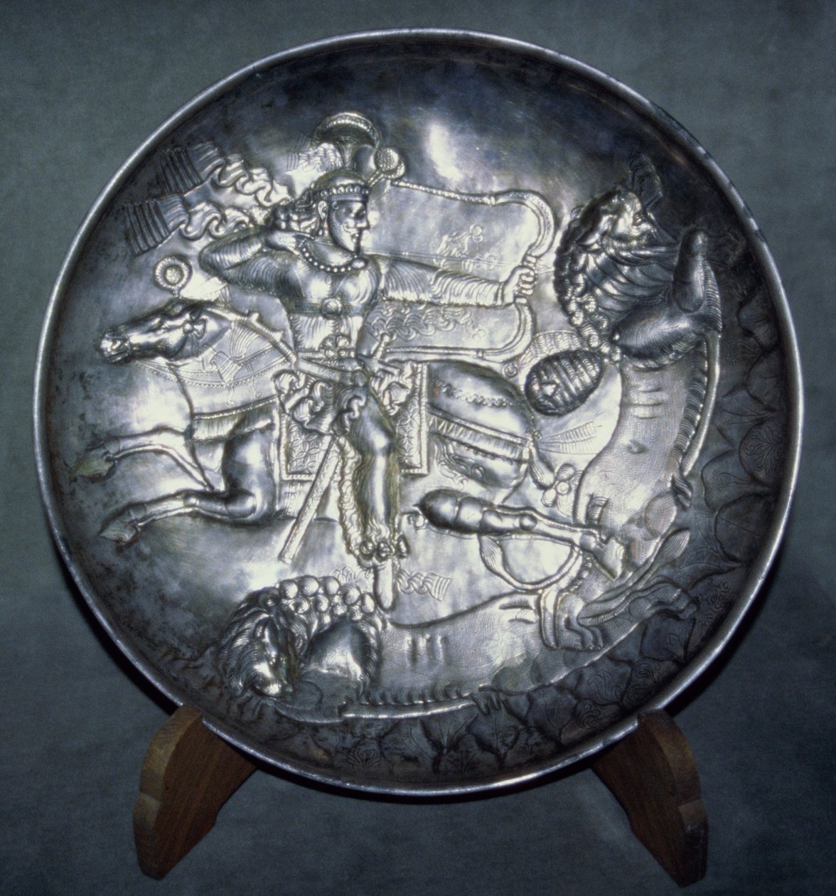 II. Ardashir királyt (379-86) ábrázoló edény Sáriból, Mazandaran, Kr. e. AD 380 (kergetett és bekarcolt ezüst) alkotó: Sasanian School