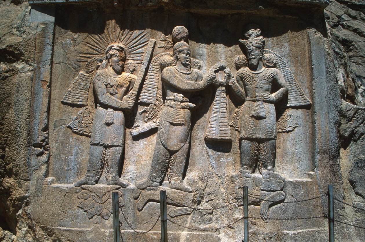 A barlangokon kívüli dombormű II. Ardeshir király (379-383) beiktatását ábrázolja Taq-e Bostan szászbarlangjaiból alkotó: Sasanian School