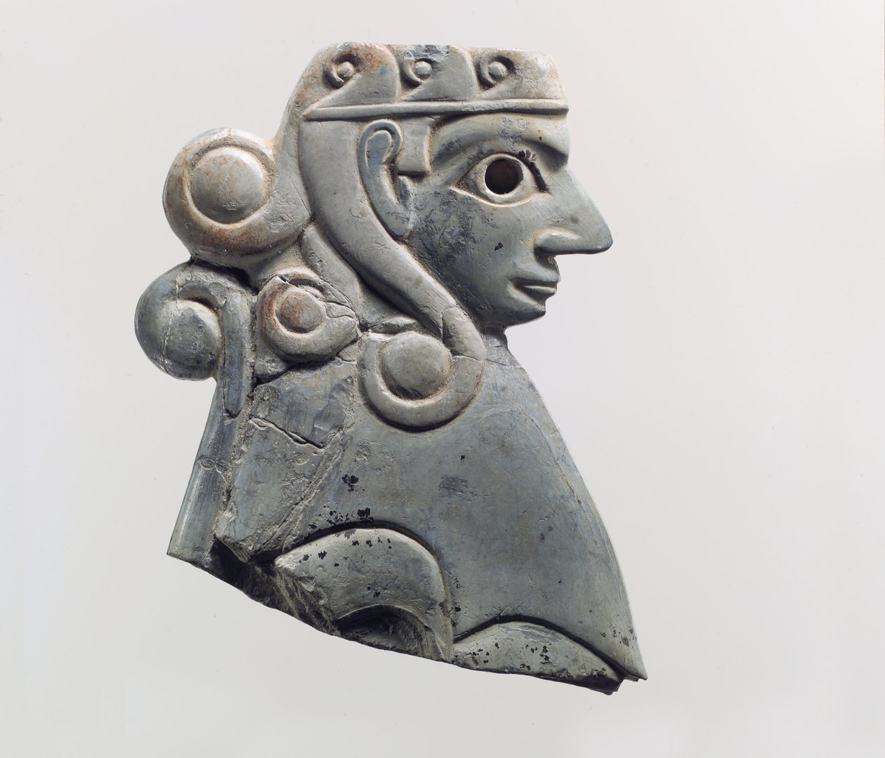 Bútortábla: nőstény szfinx Hathor-stílusú fürtökkel, Kr.e. 18. század (víziló elefántcsont) alkotó: School Anatolian