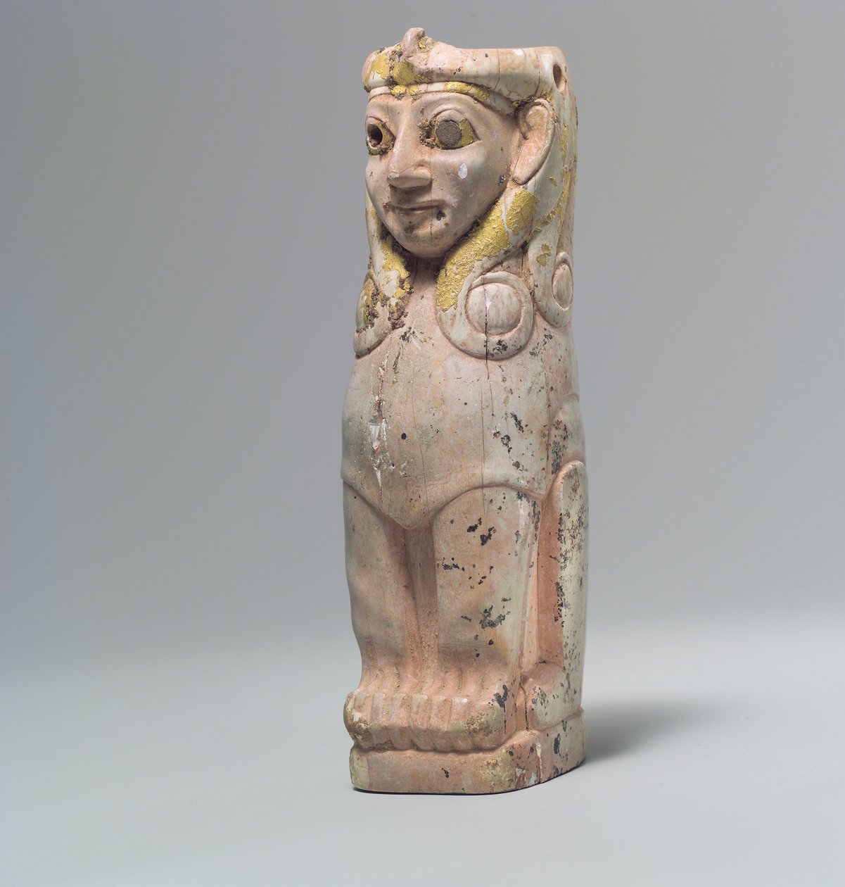Bútortartó: nőstény szfinx Hathor-stílusú fürtökkel, Kr.e. 18. század (víziló elefántcsont, aranyfólia) alkotó: School Anatolian