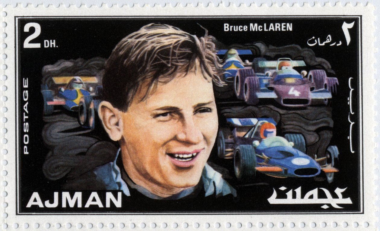 Arab Emírségek bélyegzője, amely Bruce Mclaren neozelandi autósofőrt (1937-1970) ábrázol alkotó: School Arabic