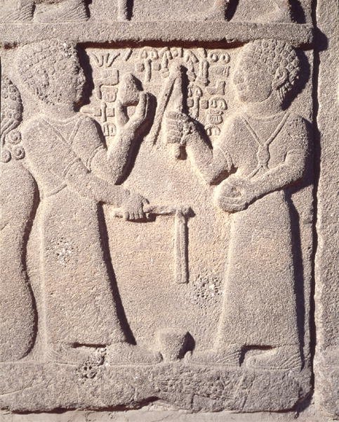 Dombormű két fiút ábrázoló, akik fonóval játszanak, Carchemishből, Törökországból, Neo-hettita alkotó: School Assyrian