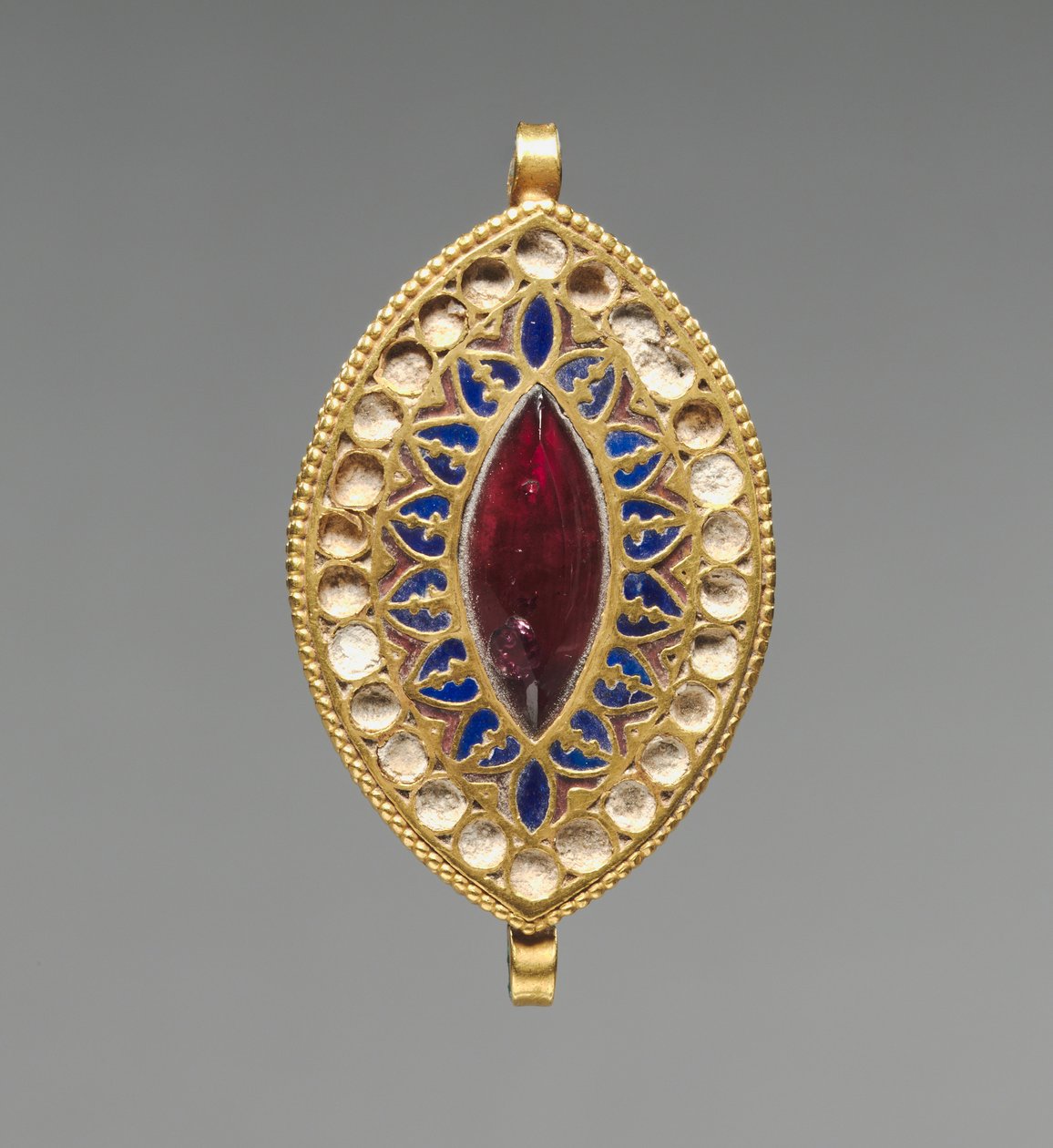 Mandula alakú medál, 400-600 (arany, lapis lazuli, gránát és üveg) alkotó: School Byzantine
