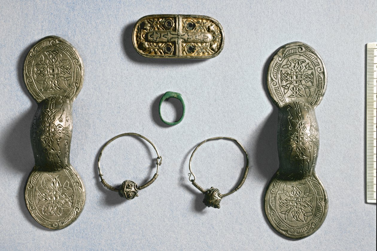 Ékszerek Camonból, Amiens-ből, Somme-ból, Karoling-korszakból, 7-10. század (ezüst, aranyozott bronz) alkotó: School Carolingian