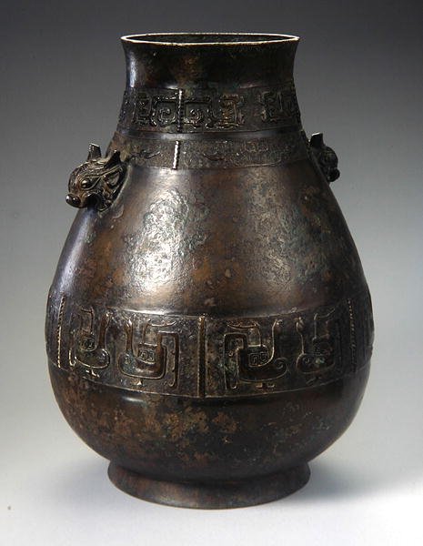 Hu váza öntött díszítéssel (bronz) (lásd még: 272172 és 272173) alkotó: School Chinese
