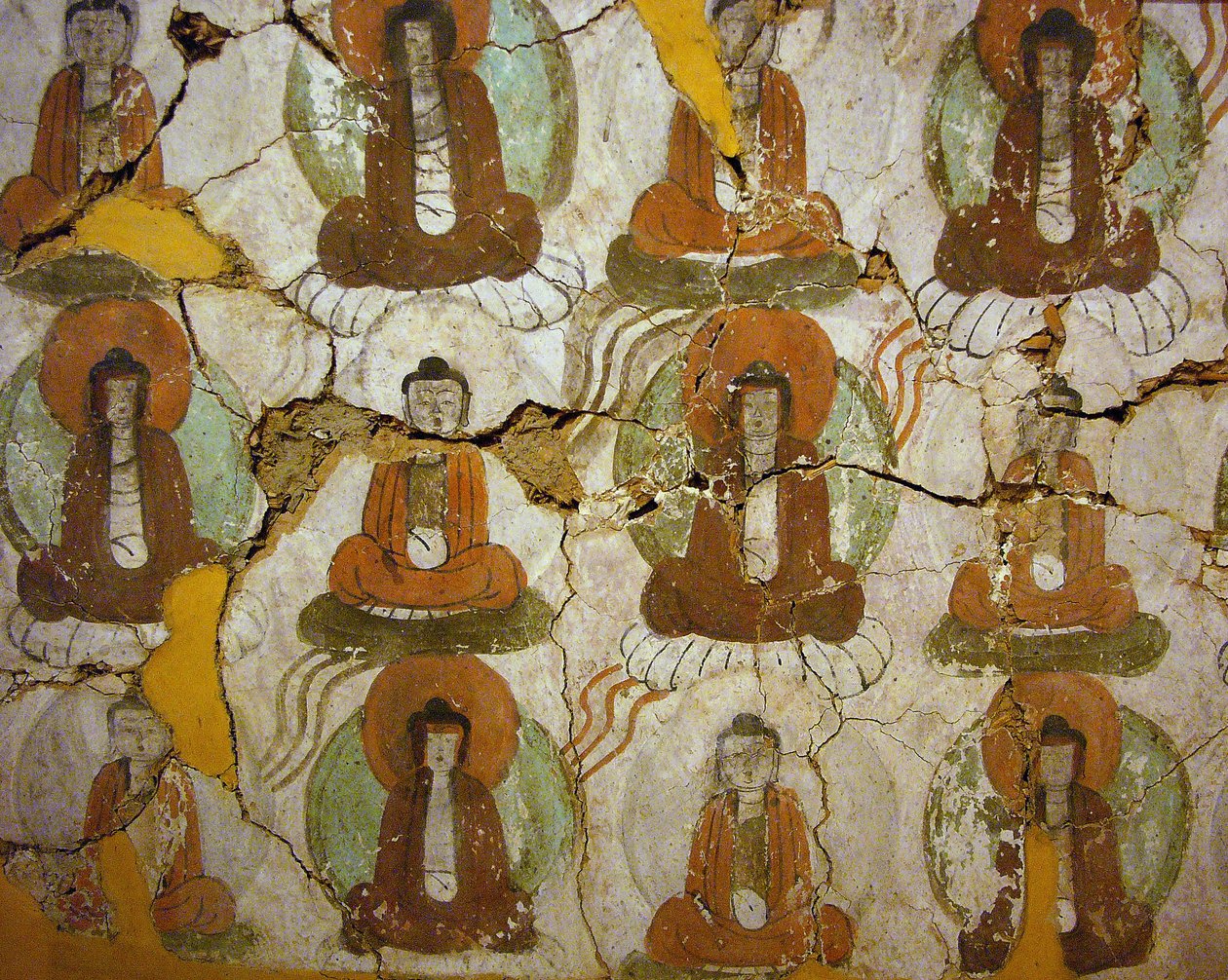 Buddhák a 9. századból festettek a Hszincsiang Autonóm Régió Kumturában található „Ezer Buddha barlangjai” falfestményének töredékére. Fényképészet, Szöuli Nemzeti Múzeum, Koreai Köztársaság, 2006. alkotó: School Chinese