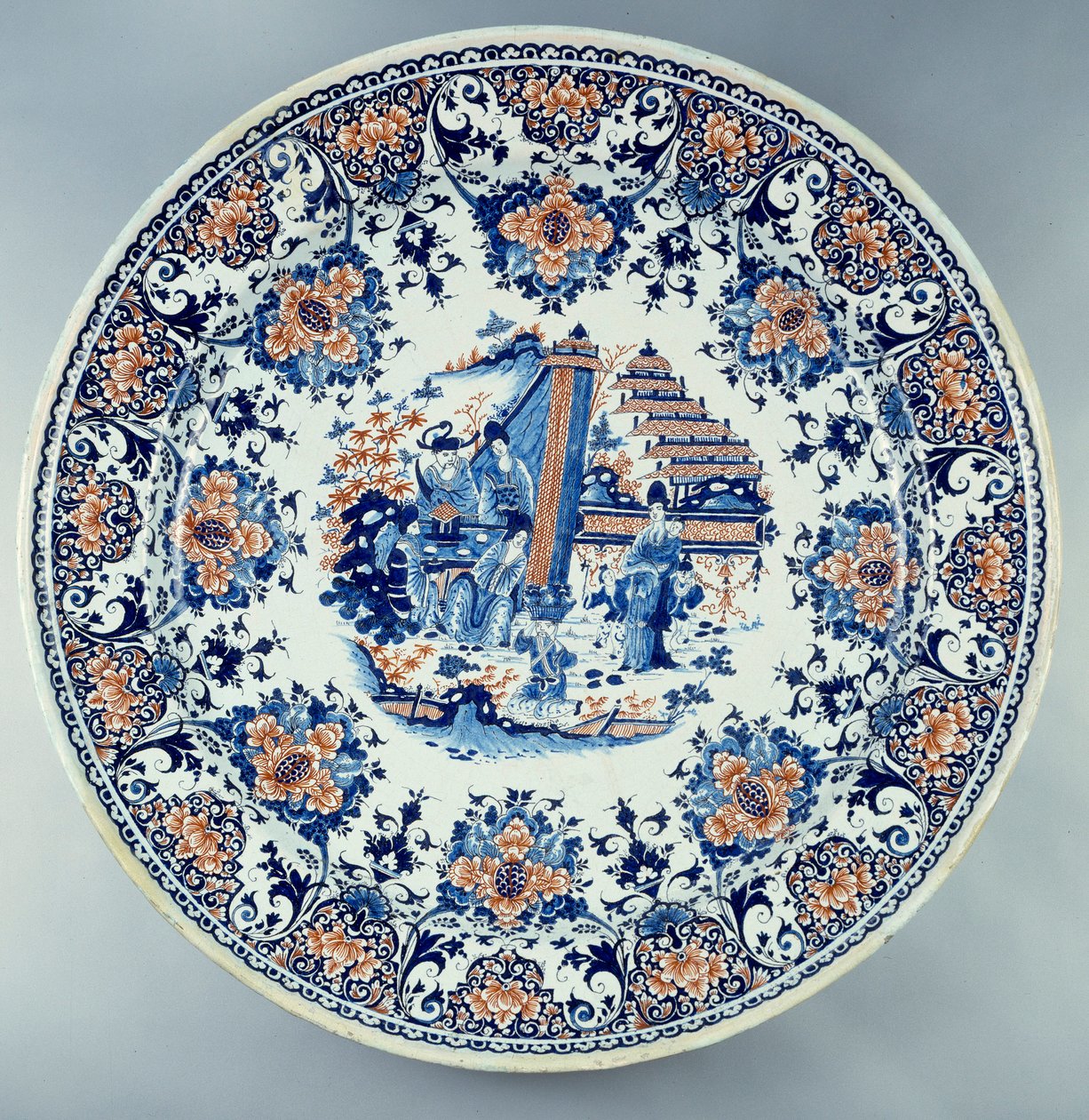 Chinoiserie. Kínai díszítésű fajansz tál. Névtelen kerámia alkotó: School Chinese