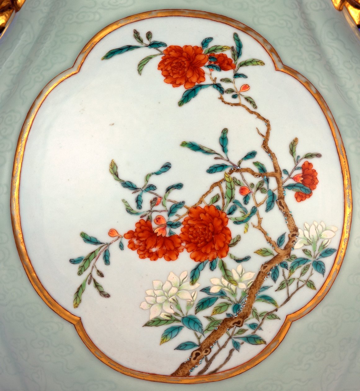 Részlet egy finom és nagyon ritka famille rózsa szeladon őrölt vázáról, aranyozott körvonalú Prunus and Roses zománccal alkotó: School Chinese