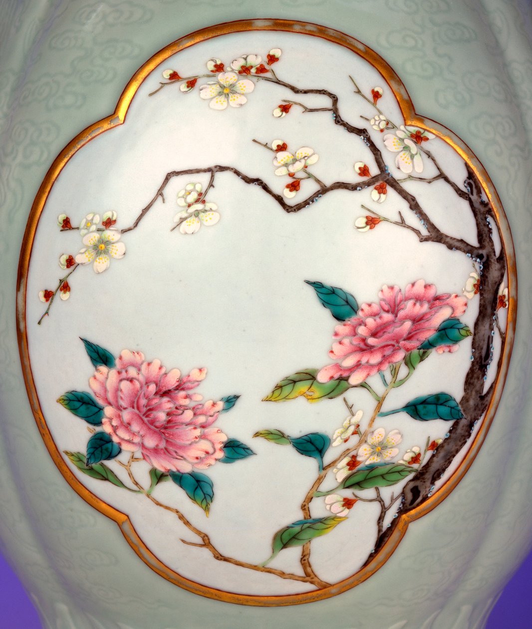 Részlet egy finom és nagyon ritka famille rózsa szeladon őrölt vázáról, aranyozott körvonalú Prunus and Roses zománccal alkotó: School Chinese