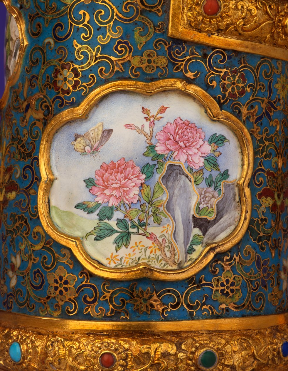 Részlet egy zománckartusról egy csodálatos császári aranyból, cloisonne-ból és pekingi zománcozott kancsóból, Duomuhu, vésett Qianlong négykarakteres jelzés és a korszakból, Palotaműhelyek alkotó: School Chinese