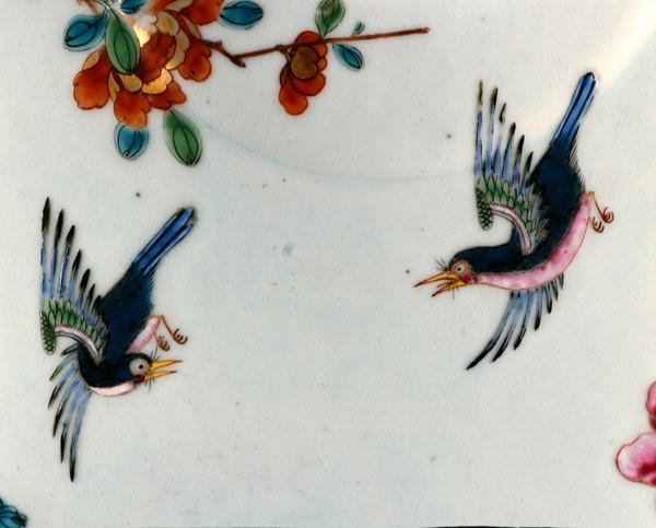 Részlet két madár repüléséről egy Rose Famille fedett tálból, Qianlong időszak (1736-95) 1745 körül (porcelán) alkotó: School Chinese