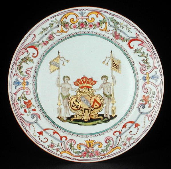 Famille rose zománcokkal díszített vacsoratányér Goos of Ghyseghem karjaival, Vecquemans és Goubau akollégium, Yonzheng korszak (1725-35) 1730 körül (porcelán) alkotó: School Chinese