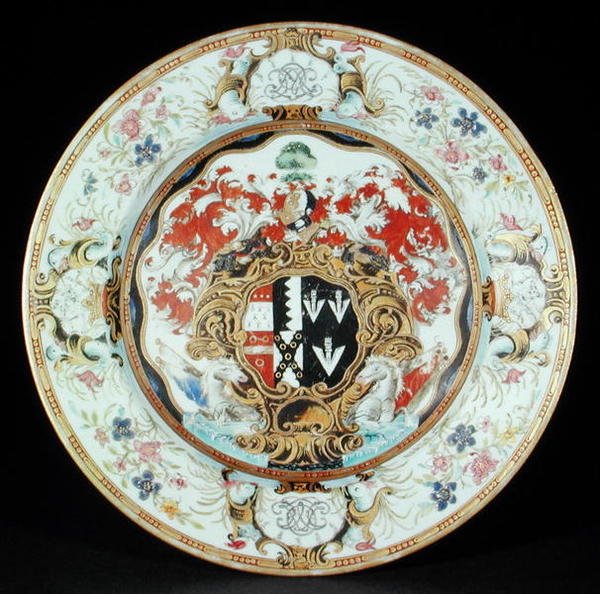 Famille rózsa zománcokkal festett vacsoratányér rokokó stílusban a Leake Okeover Esq. karjaival, Kangxi időszak (1662-1722) (porcelán) alkotó: School Chinese