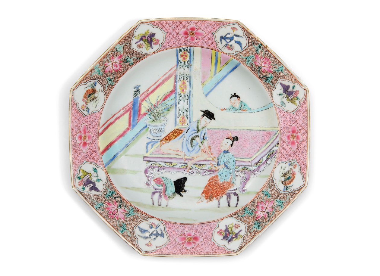 Famille Rose „Erotikus tárgy” lemez, Yongzheng korai Qianlong időszaka alkotó: School Chinese