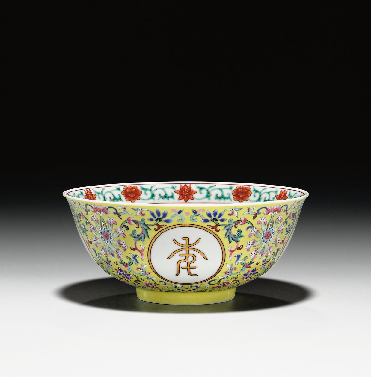Famille rózsa sárga őrölt „születésnapi” tál, Jiaqing-korszak (1796-1820) (kerámia) (lásd még: 465374) alkotó: School Chinese