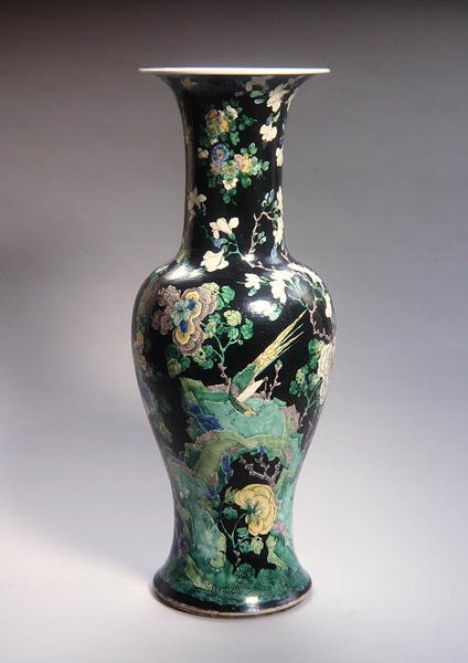 Nagy Famille Noire Yen Yen váza, Kangxi időszak (1662-1722) (porcelán) (lásd: 272192) alkotó: School Chinese