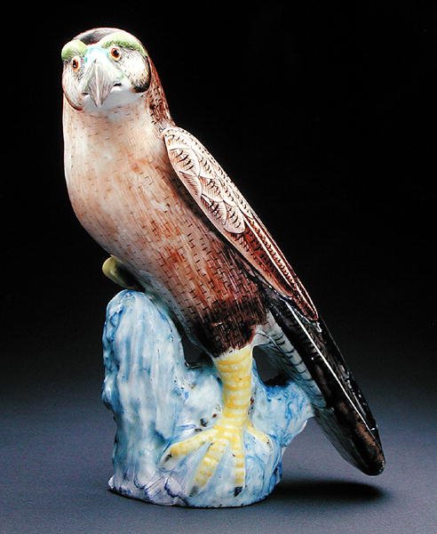 Egy famille rose sólyompár egyike, 1750 körüli (porcelán) (a másikat lásd 231340) alkotó: School Chinese