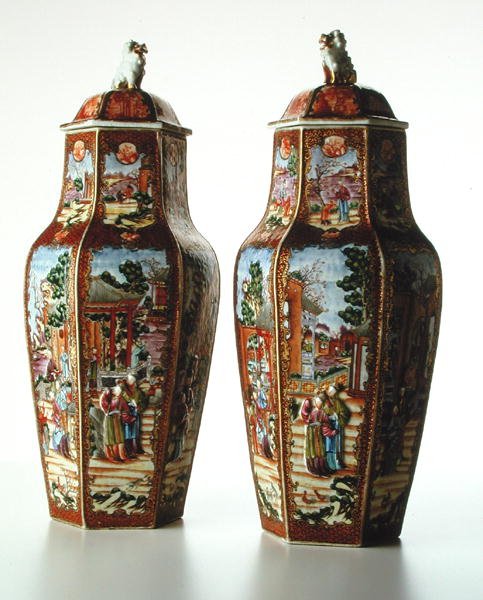 Kínai hatszögletű váza pár fedelükkel, Qianlong-korszak (1736-95) (porcelán) alkotó: School Chinese
