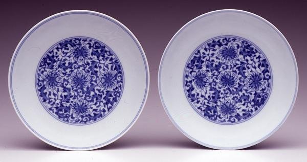 Pár csészealj, stilizált lótuszvirággal, Yongzheng jelzéssel és 1723-35-ös korszakkal (porcelán kék mázzal) alkotó: School Chinese