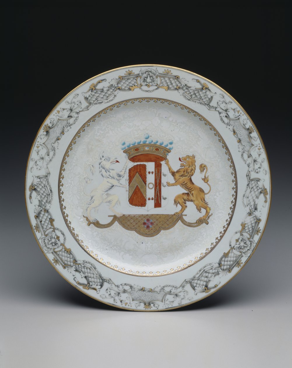 Tányér címerrel, 1740 körül (porcelán színes és grisaille zománcokkal) alkotó: School Chinese