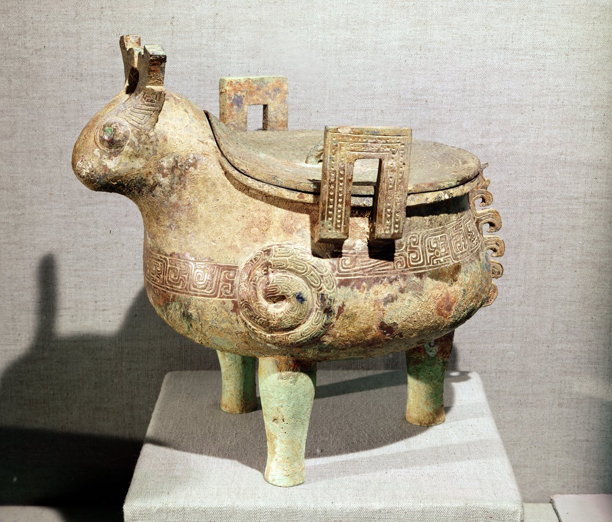 Áldozatos „hsi-ting” állatfigura, Shuchengből, Anhuiból, Chou-dinasztiából, Kr.e. 7-6. században (bronz) alkotó: School Chinese