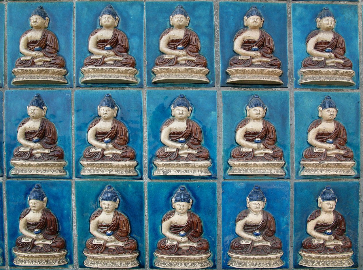 Kis Buddha fal Hortenzia szigetén („Qionghua”) a Beihai Parkban vagy az Északi-tengeri parkban Pekinben. Fényképészet, Leonard de Selva, Kína, 2006. alkotó: School Chinese