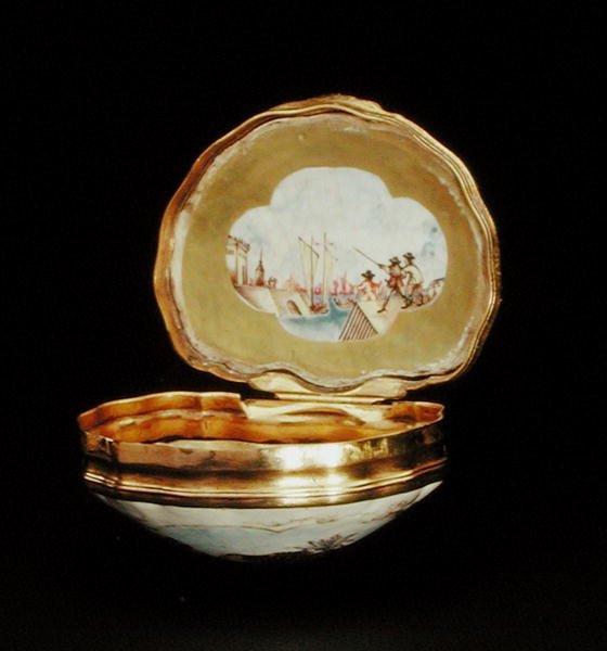 Kagyló alakú szippantó doboz, Qianlong-korszak (1736-95) 1760 körül (porcelán) (lásd még 210140) alkotó: School Chinese