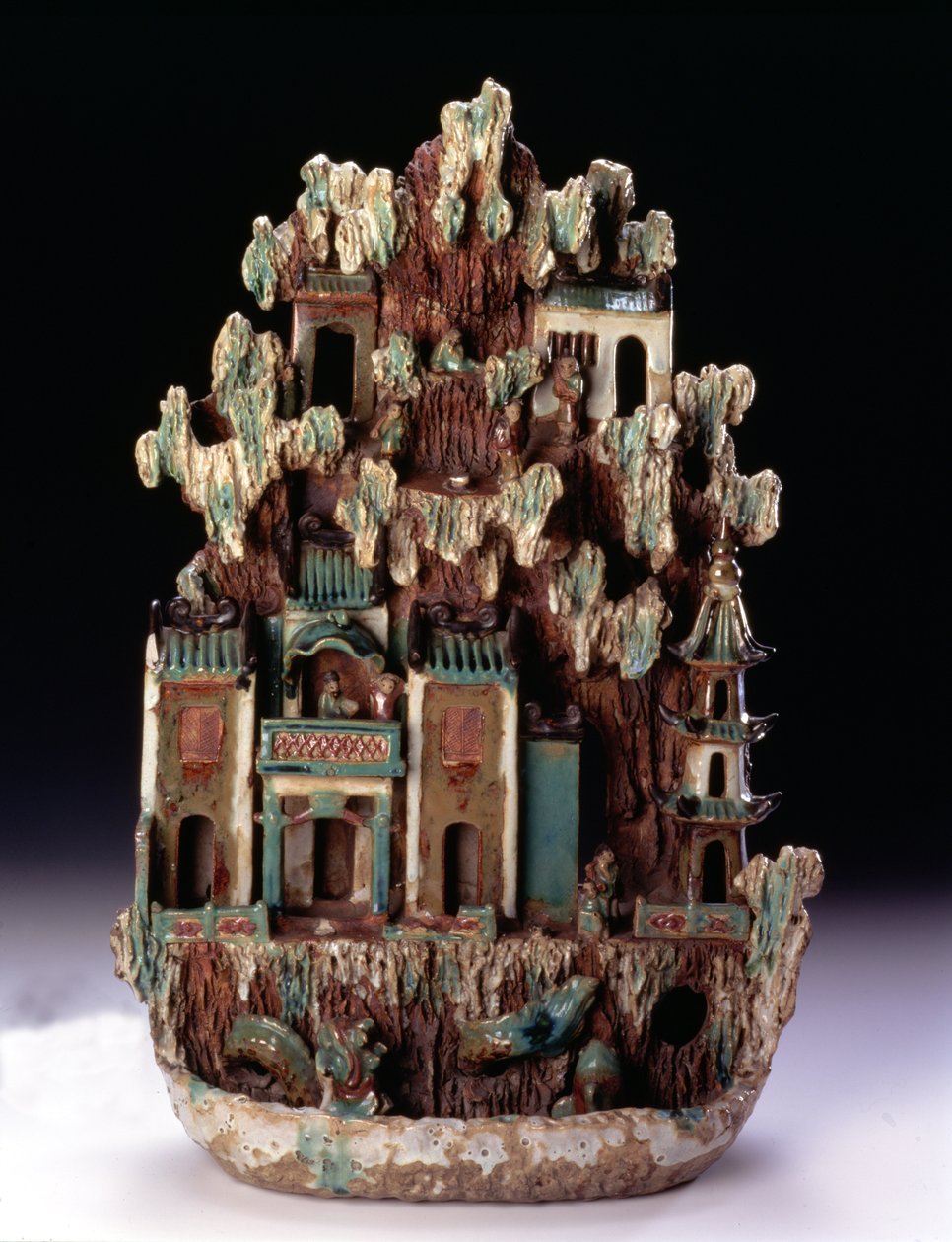 Taoista hegyi paradicsom a Penglai-on, a Shiwan kemencékben készült, Guangdong tartomány, Qing-dinasztia 1644-1912, 19. század vége (polikróm és aranyozott kőedény) alkotó: School Chinese