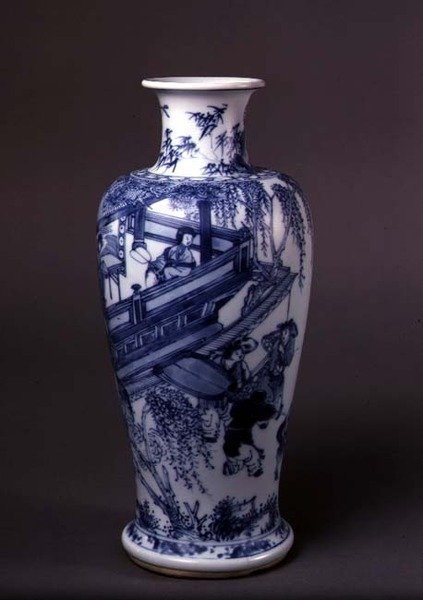 Erkélyes hölgyet ábrázoló váza, kínai, 1690-1710 körül (kék aljzatú cserépedény) alkotó: School Chinese