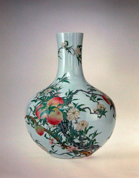 Váza őszibarackkal, Qianlong-korszak (1736-95) (porcelán mázas zománcokkal) alkotó: School Chinese
