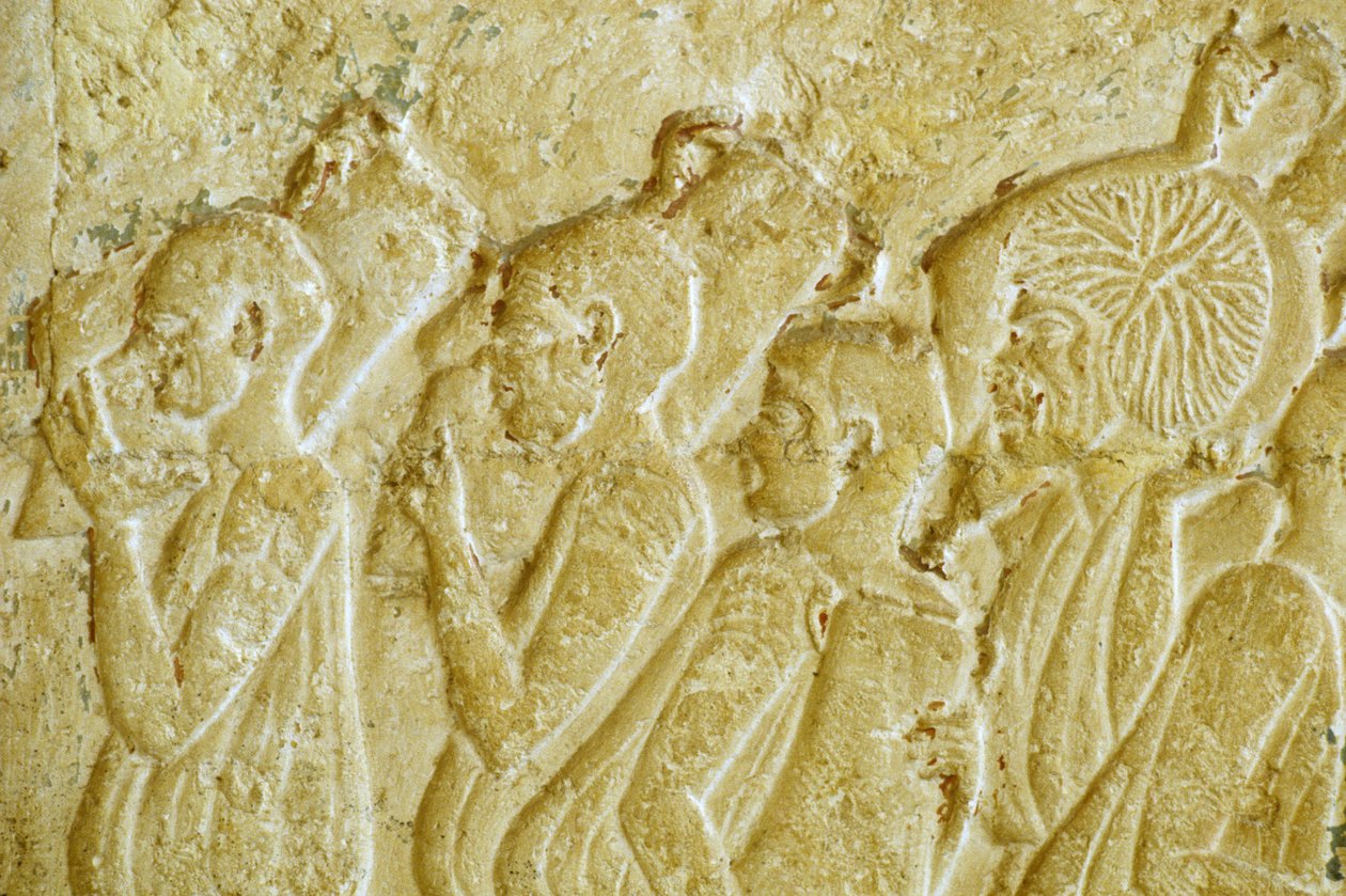 Ókori Egyiptom, Falfaragás/festés, Petosiris sírja, Tuna el Gebel, Kr.e. 300, Borosüvegeket hordozó férfiak (fotó) alkotó: School Egyptian