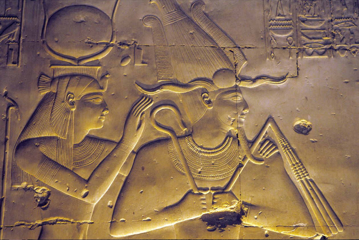 Ókori Egyiptom, falfestmény/faragvány, Ízisz istennő átöleli ülő férjét, Oziriszt, I. Szeti temploma, Abüdosz alkotó: School Egyptian