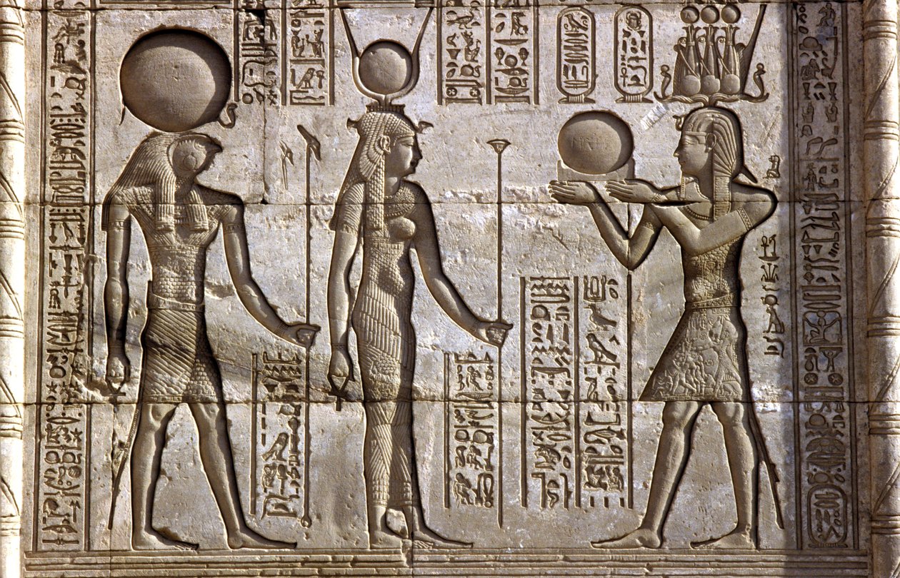 Az ókori Egyiptom, Falfestés/faragás, Hórusz és Ízisz felajánlást kap a fáraótól, Hathor temploma, Dendera (fotó) alkotó: School Egyptian