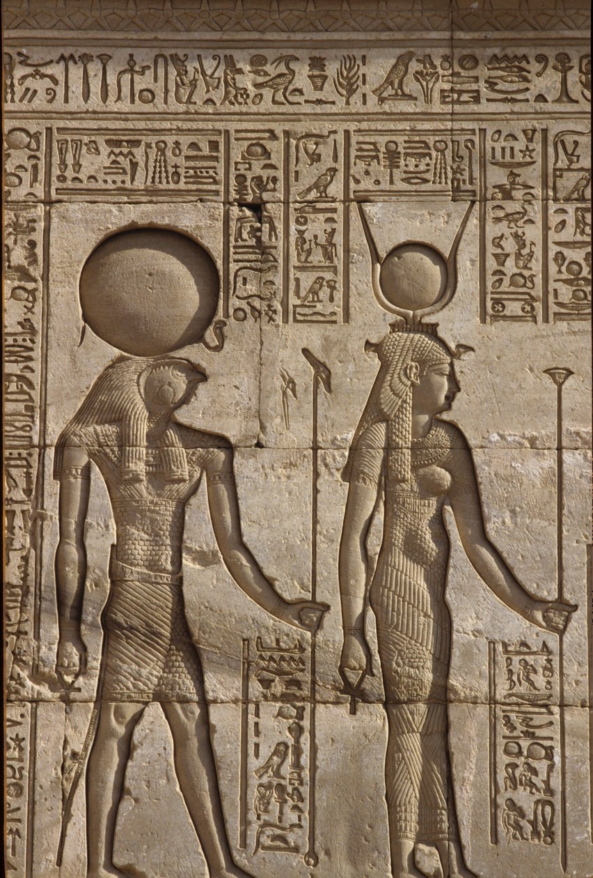 Ókori Egyiptom, falfestmény/faragás, Hórusz és Ízisz áldozatot kap a fáraótól, Hathor templom, Dendera (fotó) alkotó: School Egyptian