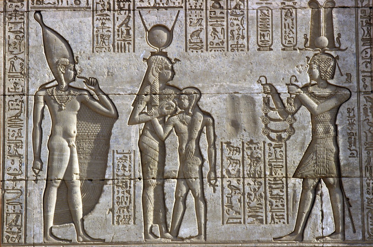 Ókori Egyiptom, falfestmény/faragvány, Ízisz szoptatja az ifjú fáraót az isteni csecsemő, Ihy jelenlétében, miközben a fáraó áldozatot mutat be, Hathor temploma, Dendera (fotó) alkotó: School Egyptian