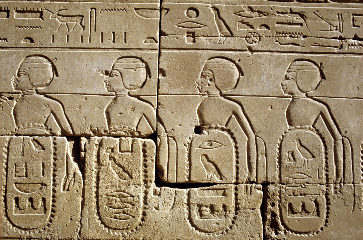 Ókori Egyiptom, Falfestés/faragás, Karnak/Luxor Pylon Six, A III. Tutmoses hadserege által leigázott déli és szíriai törzsek listájának egy része, karnaki templom, Luxor alkotó: School Egyptian