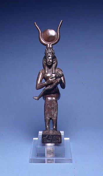 E.122-1954 Iris Nursing Horus (elölnézet) egyiptomi, ie 715-525 (rézötvözet) (lásd még: 89138) alkotó: School Egyptian