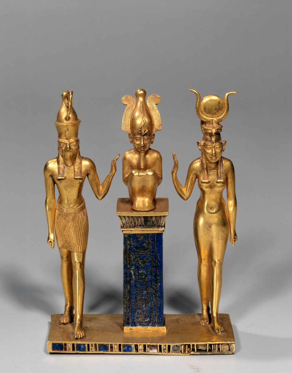 Egyiptomi antikvitás: Ozíriusz triász Osorkon nevében (Ozirist Ízisz és Hórusz veszi körül. Arany medál és lapis lazuli (lapis lazuli). 22. dinasztia, alacsony időszak. Párizs, Louvre Múzeum alkotó: School Egyptian